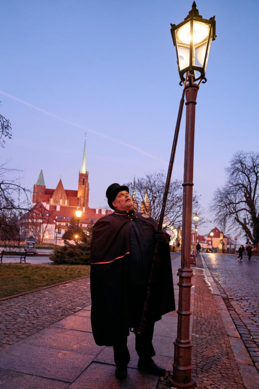 Wrocławski latarnik zapala 99 lamp gazowych