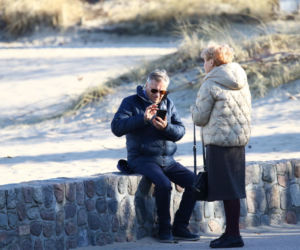 Stefan Friedmann z żoną na spacerze