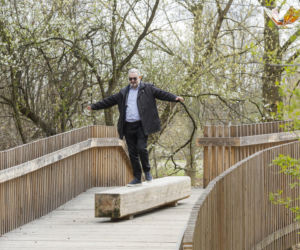 Karol Karski w lesie