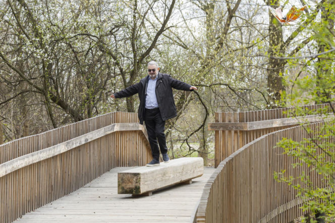 Karol Karski w lesie