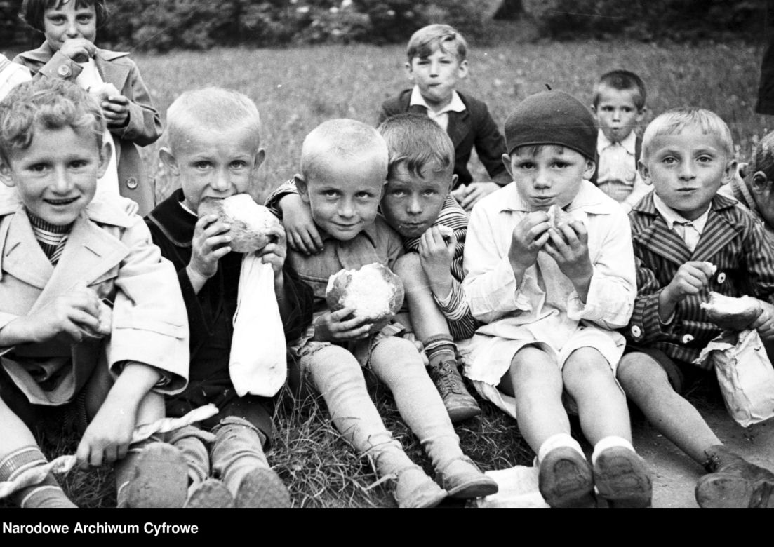 Posiłek na dworze (1936 r.)