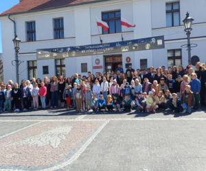 Polonez maturzystów z I LO na rynku w Ostrzeszowie