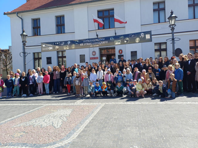 Polonez maturzystów z I LO na rynku w Ostrzeszowie