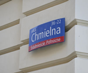 Deptak w centrum Warszawy za miliony w ruinie? Urzędnicy uspokajają, a internauci grzmią!