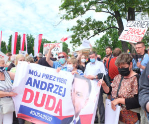 Prezydent Andrzej Duda spotkał się z lublinianami, czekali na niego także tęczowi aktywiści
