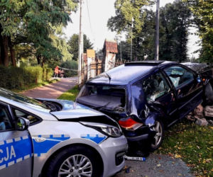 Gliwice: Ucieczka przed policją zakończyła się na ogrodzeniu parafii. Wierni byli w szoku [ZDJĘCIA]