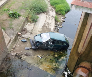 Auto przebiło barierki i wleciało do ujścia Trynki do Wisły w Grudziądzu