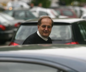 Ojciec Tadeusz Rydzyk wsiada do samochodu