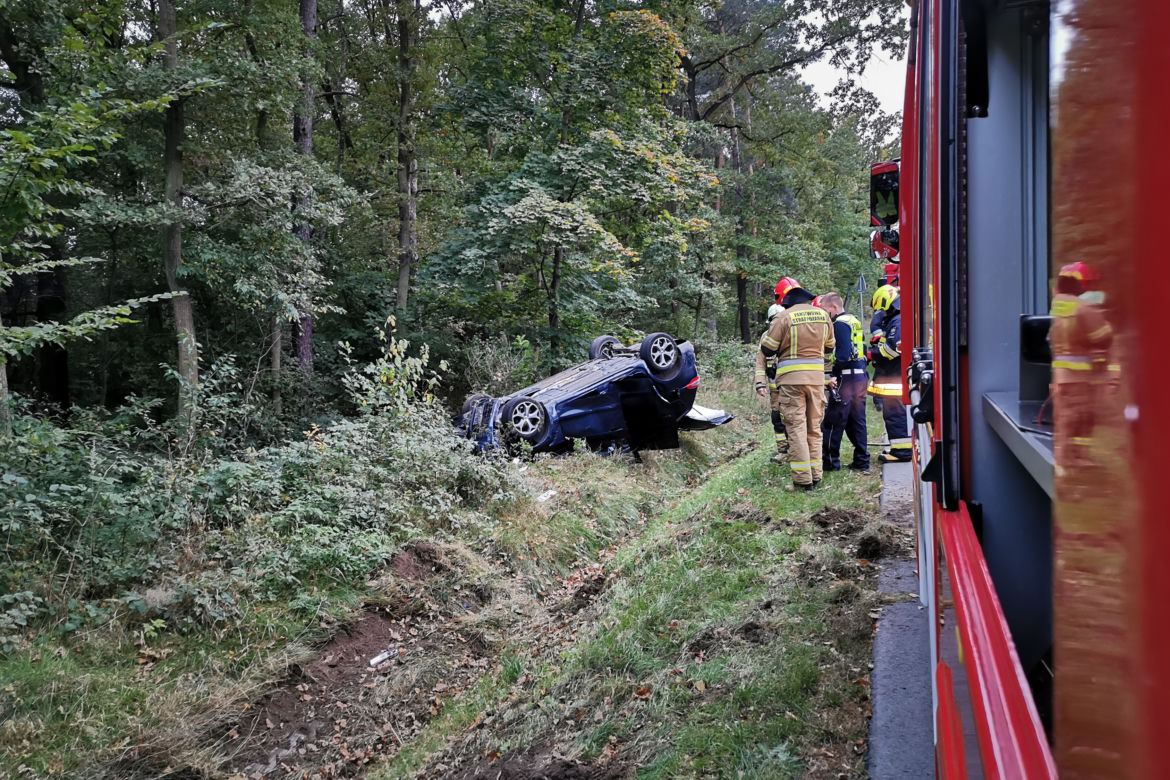 Kędzierzyn-Koźle: Groza na Brzechwy! Zahaczyła lusterkiem, on dachował z dziećmi, ona uciekła [ZDJĘCIA]