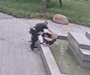 Przysiadł na brzegu fontanny. Nagle podbiegli dwaj mężczyźni i zaczęli go topić! Horror w Łodzi