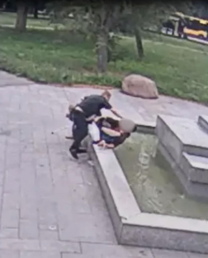 Przysiadł na brzegu fontanny. Nagle podbiegli dwaj mężczyźni i zaczęli go topić! Horror w Łodzi