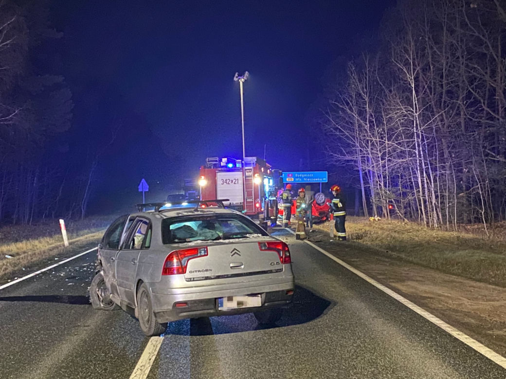 Poważny wypadek na "trasie śmierci" w Cierpicach. Auto dachowało, cztery osoby w szpitalu