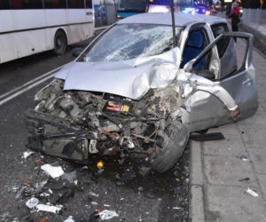 Wola Rzędzińska: Zderzenie osobówki z autobusem. Jedna osoba w szpitalu!