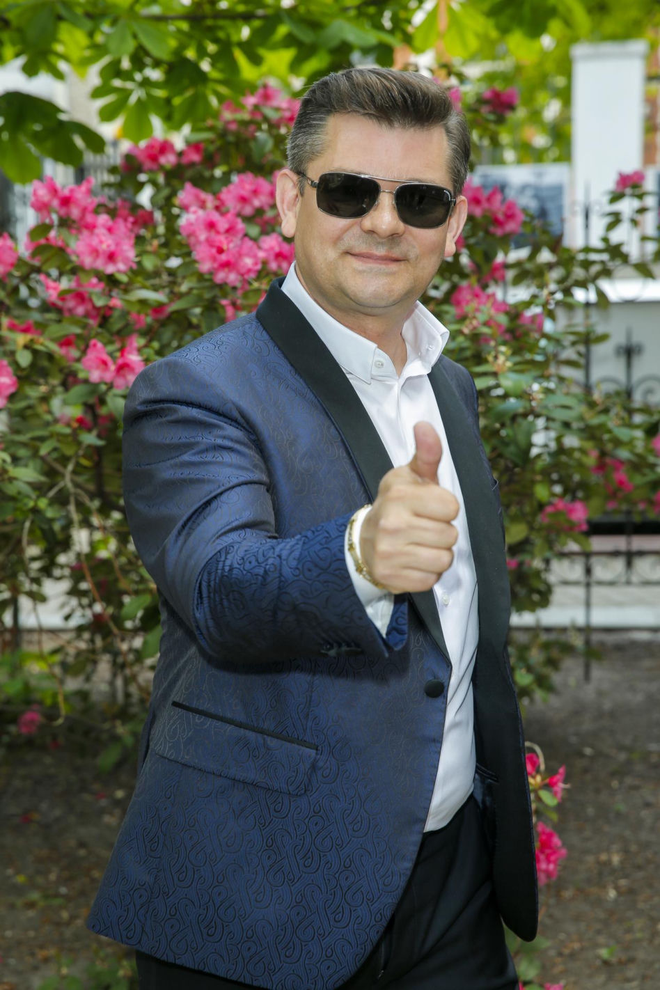 Tak Zenon Martyniuk zmieniał się przez lata. Na początku kariery nosił zupełnie inną fryzurę