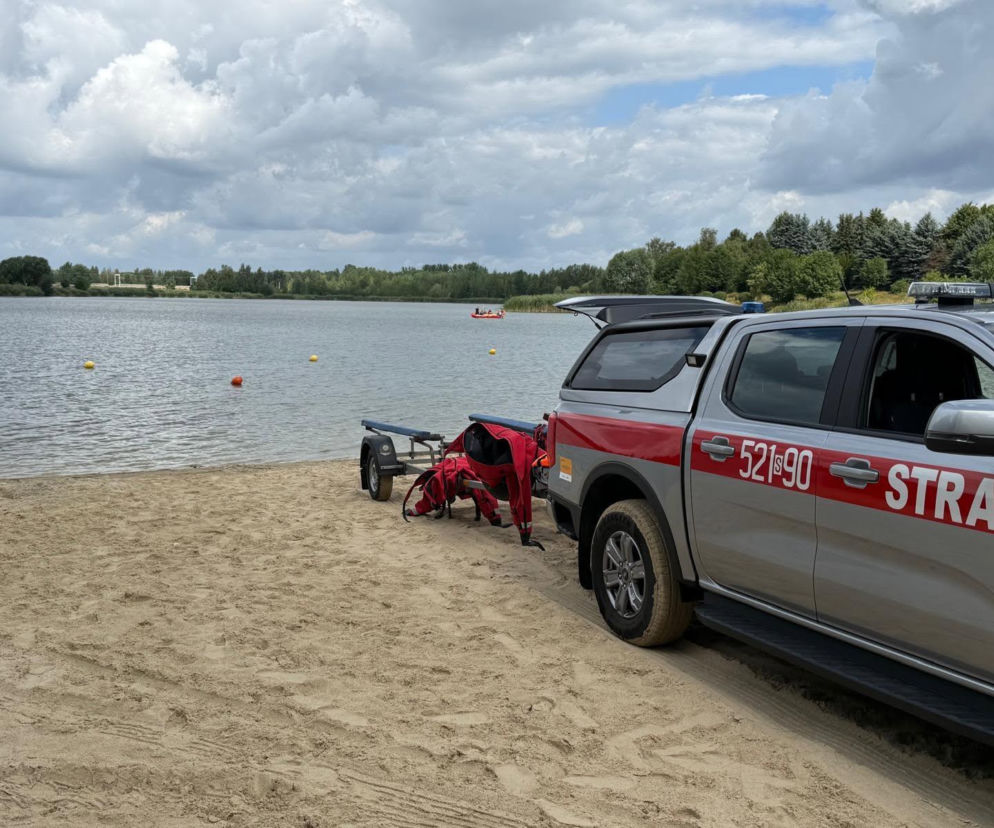 Wóz strażacki na plaży nad Hubertusem podczas poszukiwań mężczyzny. O tragicznej akcji przeczytasz na SE.