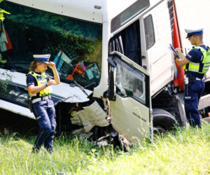 Tragedia na DK11. Kierowca BMW nie przeżył zderzenia z ciężarówką