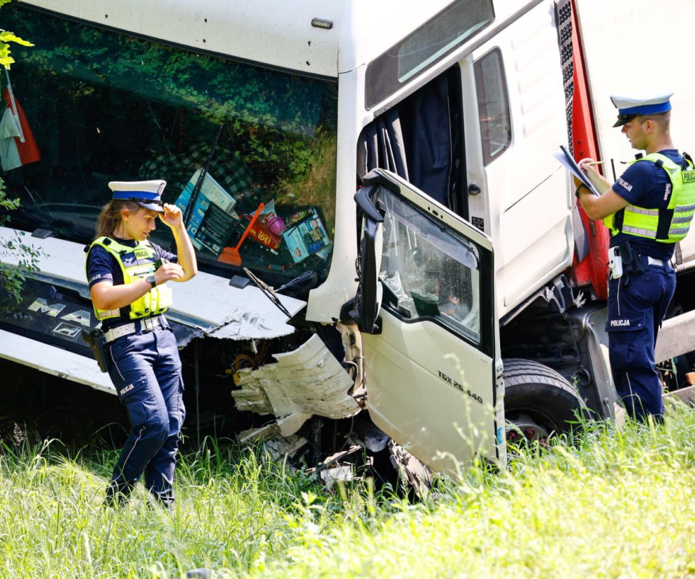 Tragedia na DK11. Kierowca BMW nie przeżył zderzenia z ciężarówką