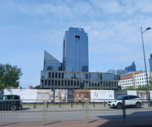 Porządkowanie terenu przy ul. Chmielnej 75 w Warszawie