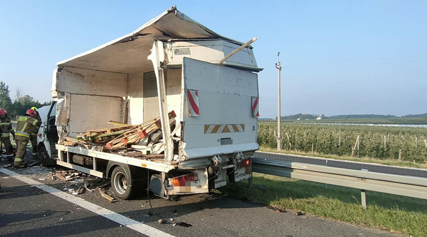 Potworny wypadek pod Białobrzegami! 55-latek zjechał nas pas awaryjny, ale zmiażdżyła go ciężarówka [ZDJĘCIA]