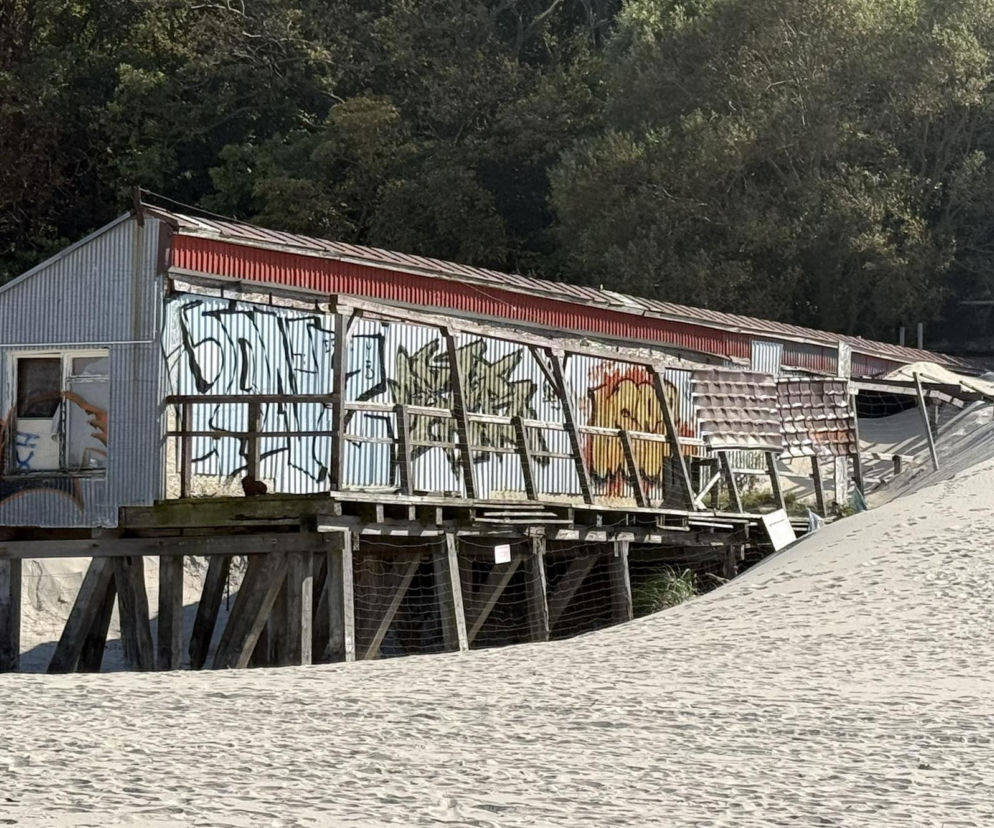 Zniszczony budynek Morskiego Oka na palach na plaży w Kołobrzegu. O historii ruiny przeczytasz na Architektura.