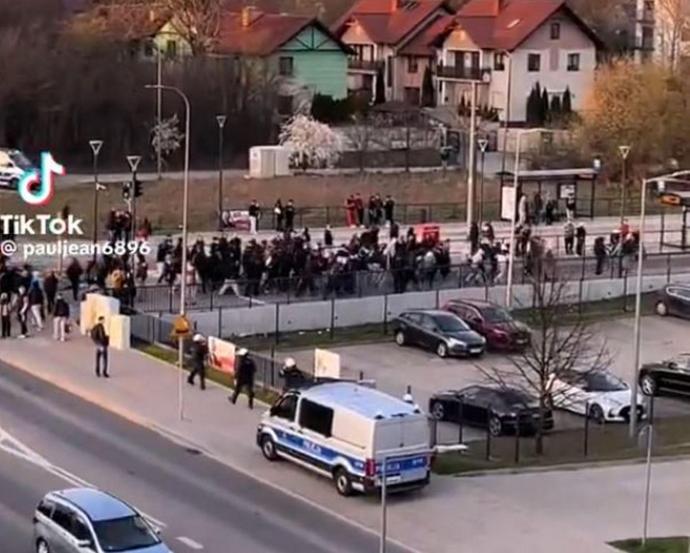 Tłum nastolatków szedł ulicami Gdańska, wykrzykując agresywne hasła. Interweniowała policja