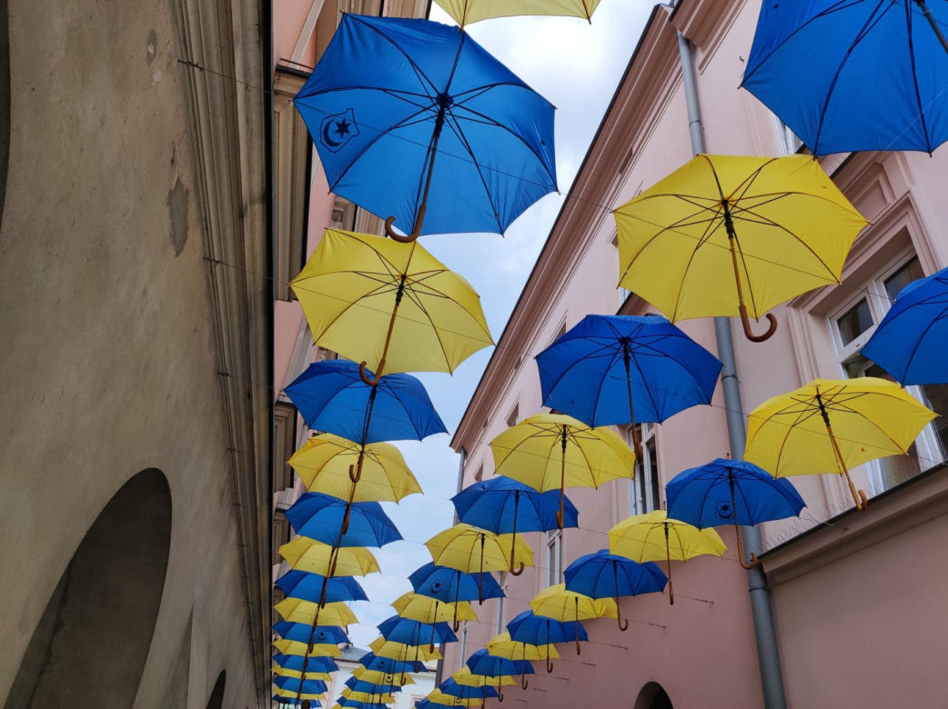 Na Tarnów wylał się hejt z powodu... parasolek. Internautom nie spodobały się kolory