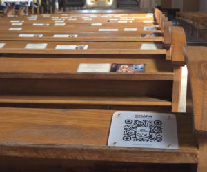 Kody QR na kościelnych ławkach. Nowość w bydgoskiej bazylice dzieli wiernych. „Bezczelność nie zna granic”