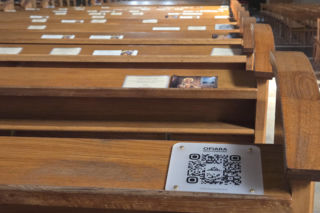 Kody QR na kościelnych ławkach. Nowość w bydgoskiej bazylice dzieli wiernych. „Bezczelność nie zna granic”