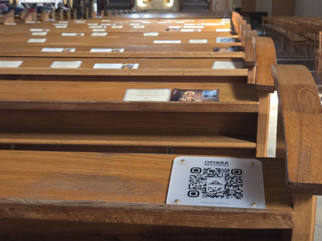 Kody QR na kościelnych ławkach. Nowość w bydgoskiej bazylice dzieli wiernych. „Bezczelność nie zna granic”