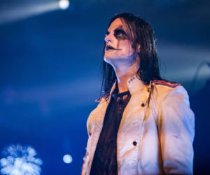 Skrupulatnie wyreżyserowany groteskowy spektakl okraszony nutą surrealizmu – Avatar zawładną Warszawą [RELACJA]