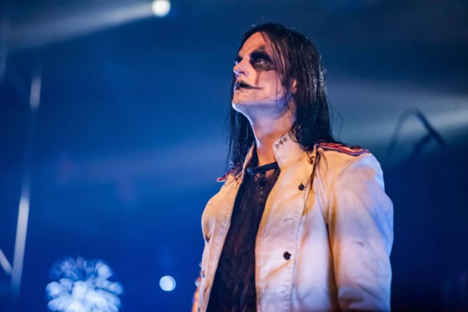 Skrupulatnie wyreżyserowany groteskowy spektakl okraszony nutą surrealizmu – Avatar zawładną Warszawą [RELACJA]