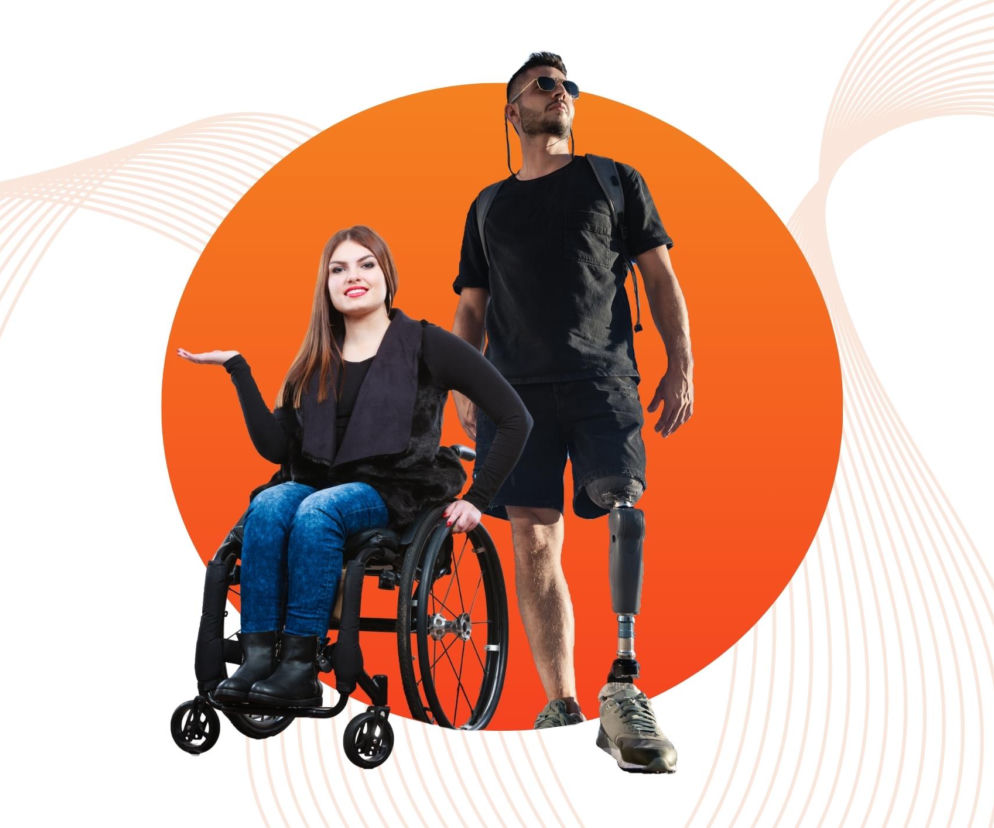 Młoda kobieta na wózku inwalidzkim i mężczyzna z protezą nogi stoją na tle pomarańczowego koła, symbolizując wsparcie i aktywność Fundacji Avalon dla osób z niepełnosprawnościami. Dowiedz się więcej o konferencji na Poradnik Zdrowie.