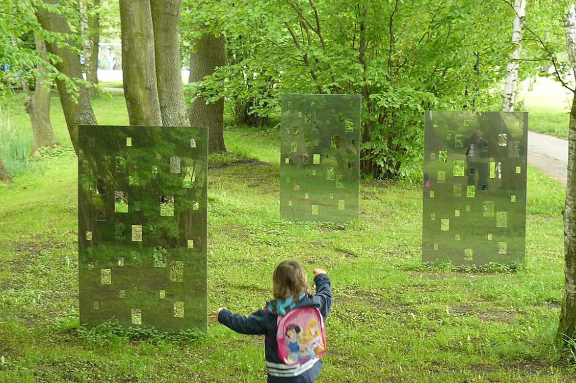Ten park w Poznaniu trzeba odwiedzić. To prawdziwa galeria sztuki w plenerze!
