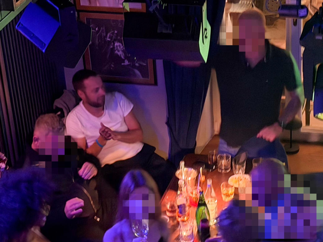 Posłowie Bartosz Romowicz i Piotr Górnikiewicz po wieczornym głosowaniu przyjechali do klubu Piano Bar