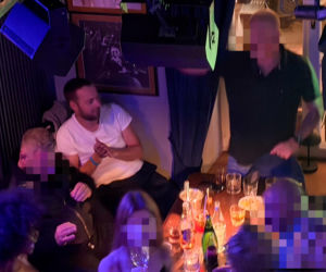 Posłowie Bartosz Romowicz i Piotr Górnikiewicz po wieczornym głosowaniu przyjechali do klubu Piano Bar