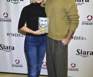 Markowska przytulała męża, Ostałowska zaskoczyła sylwetką, Ścibakówna błyszczała na premierze biografii Rewińskiego