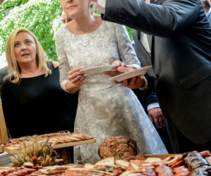 Prezydent Andrzej Duda je żonie z ręki. Czuły gest pierwszej damy.