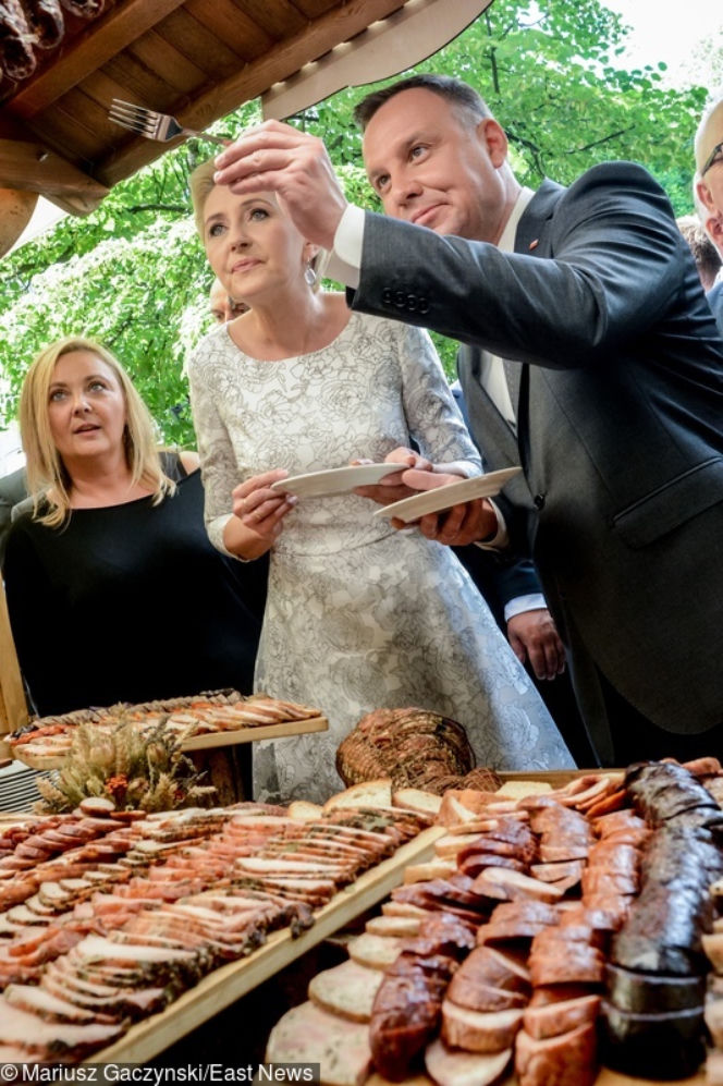 Prezydent Andrzej Duda je żonie z ręki. Czuły gest pierwszej damy.
