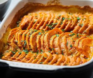 Złociste, kremowe i pachnące. Gratin z batatów to dodatek idealny