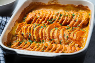 Złociste, kremowe i pachnące. Gratin z batatów to dodatek idealny