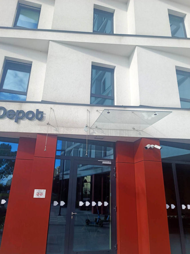 Tragedia w akademiku. Na 20-latka spadł szklany dach