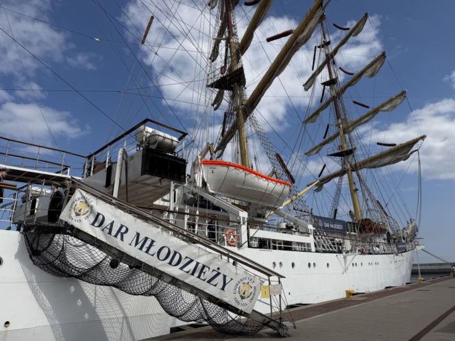 Z Gdyni przez Bahamy do Nowego Jorku! "Dar Młodzieży" wyruszył właśnie w swój najprawdopodobniej ostatni tak długi rejs