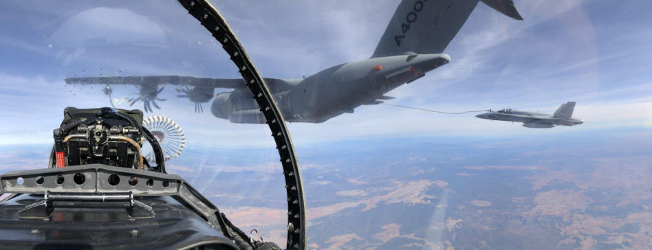 A400M z kabiny F/A-18 Hornet