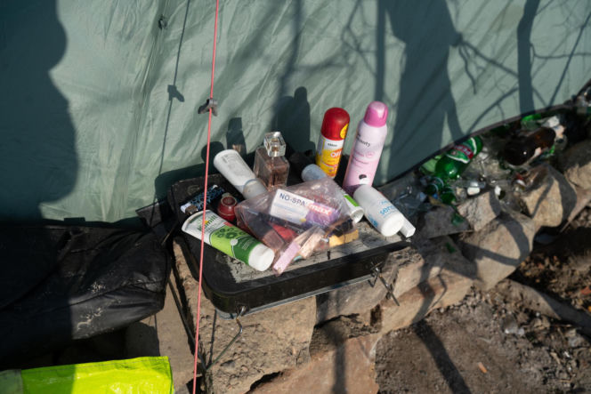 Ich dom to namiot w rezerwacie. Jak Paweł, Agnieszka i Zbyszek zorganizowali życie w cieniu mostu?