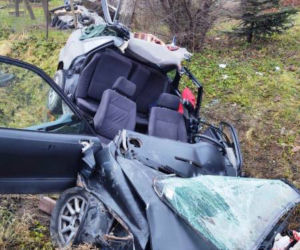 POTWORNY WYPADEK w Łososinie Dolnej! Z samochodu niewiele zostało