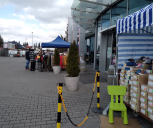 Zamość: Handel przed galerią Revia Park. Sprzedawcy przenieśli się przed galerię