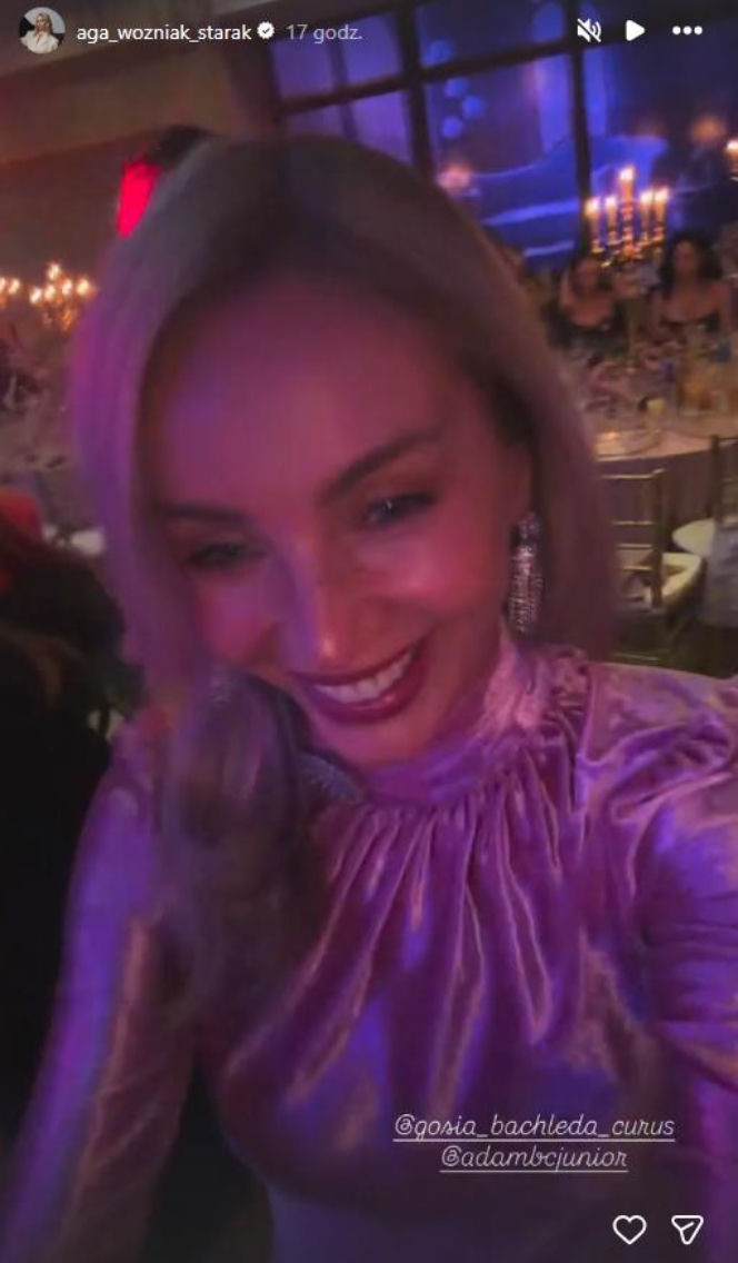 Tak różowiutka Woźniak-Starak weszła w Nowy Rok. Ale błyszczała z telefonem w dłoni!