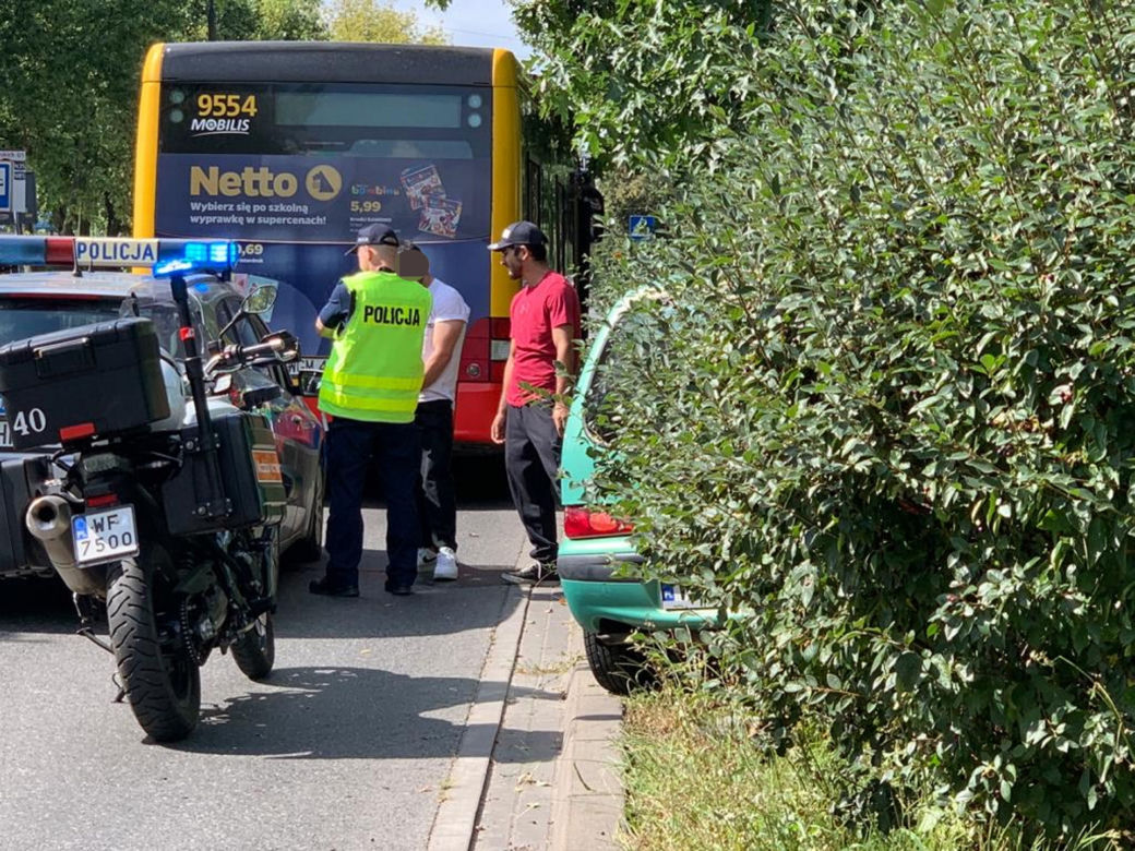 Uderzył w miejski autobus i uciekł. W trakcie pościgu zderzył się z kolejnym autobusem 