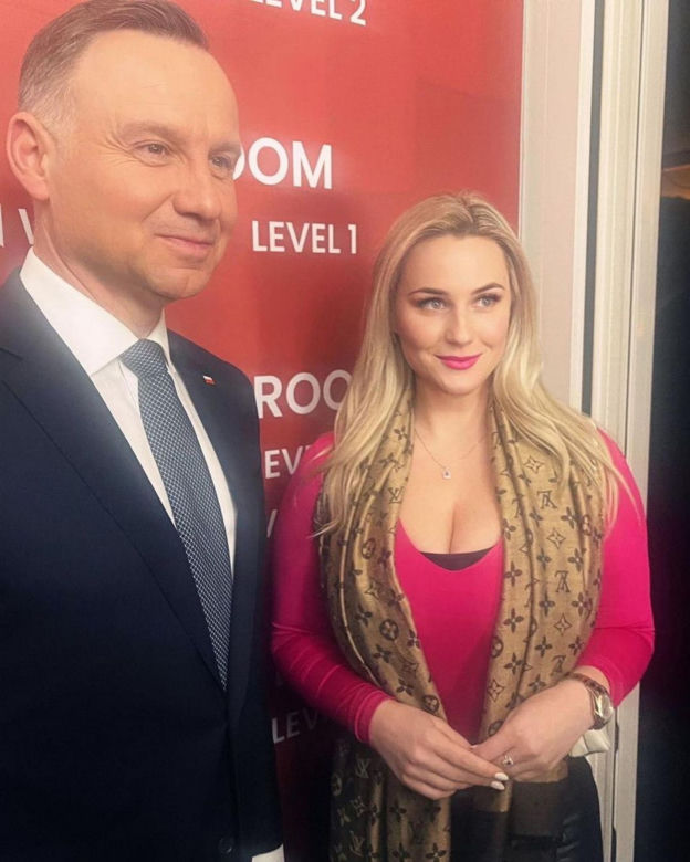 Anna Marisax słynie z ogromnego biustu. Spotkała się z Andrzejem Dudą