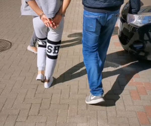 Białystok. Policja WKROCZYŁA do mieszkania. Narkotyki w pluszowym misiu i w bieliźnie 23-latki